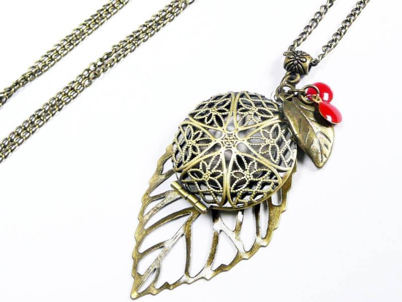 Halskette Anhänger Foto-Halter Blatt Und Rote Pailletten Vintage-Bronze von FrancoiseCreations