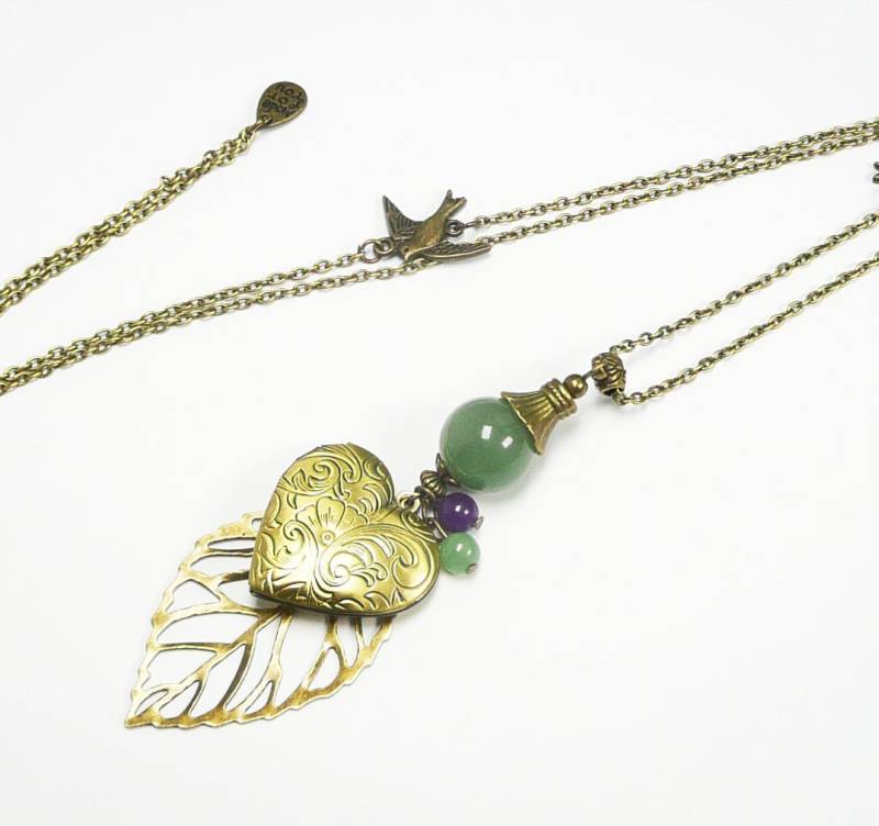 Long Pendant Necklace, Heart Shaped Photo Holder, Leaf Pendant, Green & Purple Beaded Vintage von FrancoiseCreations