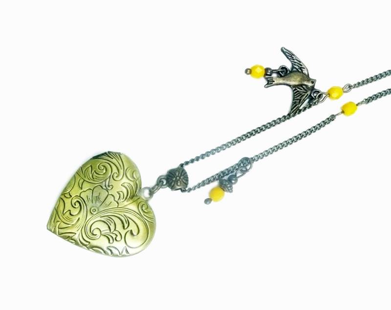 Long Pendant Necklace, Heart Shaped Photo Holder, Leaf Pendant, Green & Purple Beaded Vintage von FrancoiseCreations