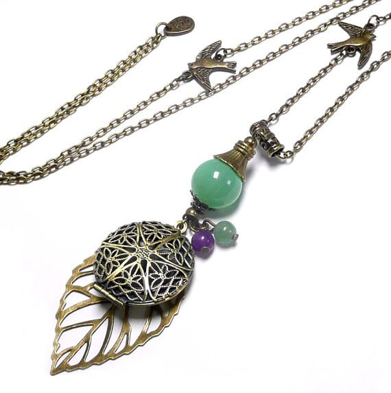 Long Pendant Necklace, Photo Holder Leaf Pendant, Green & Purple Beaded Vintage von FrancoiseCreations
