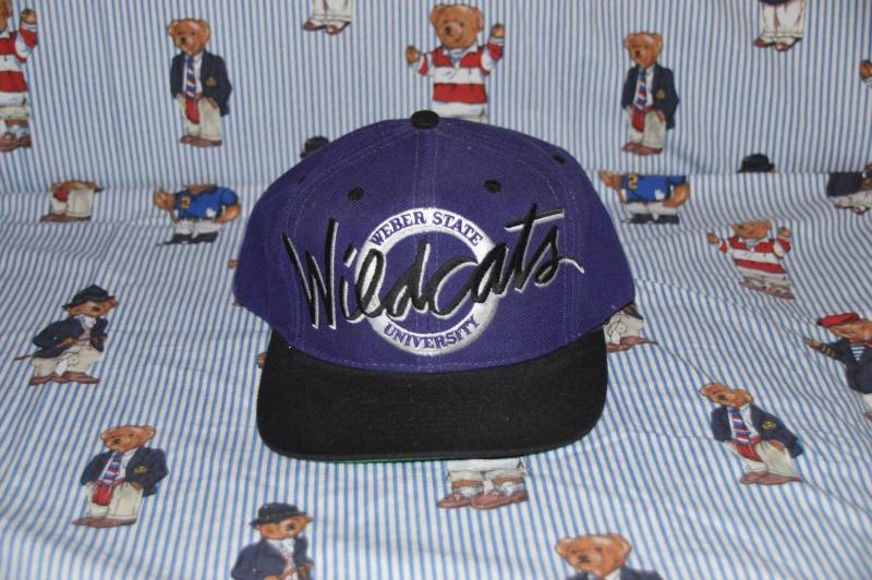 Jahrgang 1990 Weber State University Wildkatzen Hut Ncaa Wsu Kreis Logo Spiel Snapback Jahrgang 1990 Weber State University Wildkatzen Hut Ncaa Wsu Kreis Logo Spiel Snapback von FrankenRubyVintage