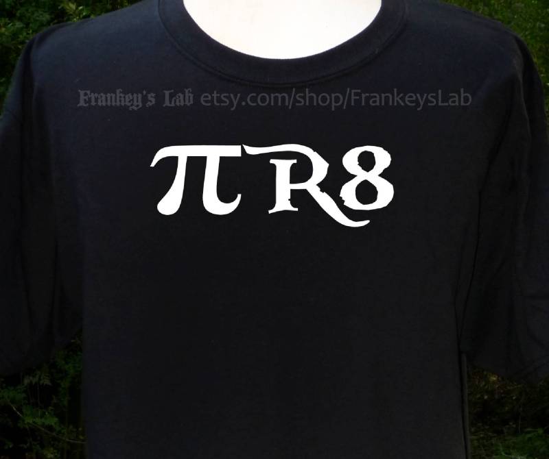 Pi R8 T-Shirt - Lustiges Mathe-Wortspiel-T-stück von FrankeysLab