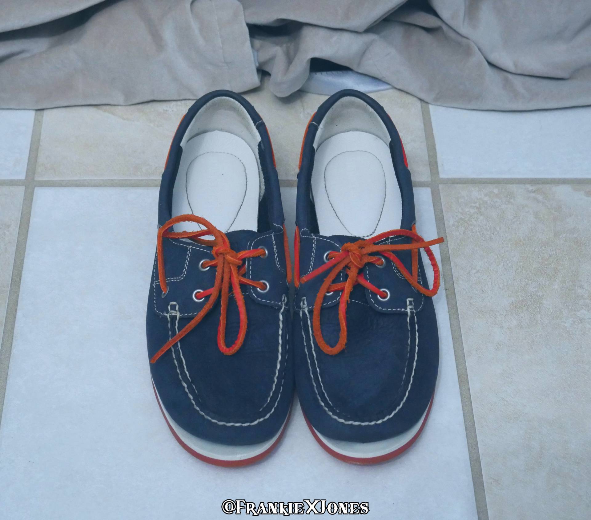 Timberland Blue Wildleder Bootsschuhe Mit Orangefarbenen Akzenten Timberland Blue Wildleder Bootsschuhe Mit Orangefarbenen Akzenten von FrankieJonesAntiques