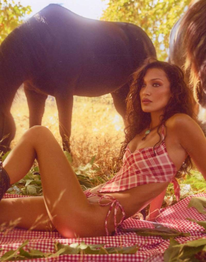 Frankies Bikinis x Bella Hadid - Seitlich gebundene Bikinihose in Rot mit Vichy-Karos von Frankies Bikinis