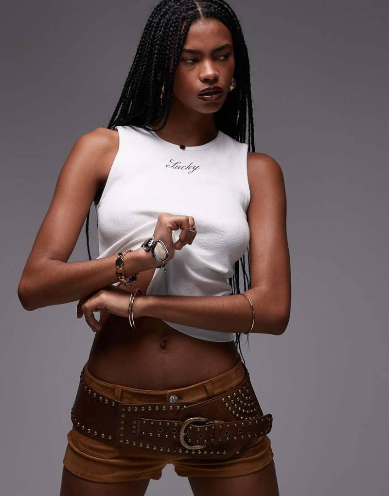 Frankies Bikinis x Bella Hadid - Trägertop in Weiß mit „Lucky"-Print von Frankies Bikinis