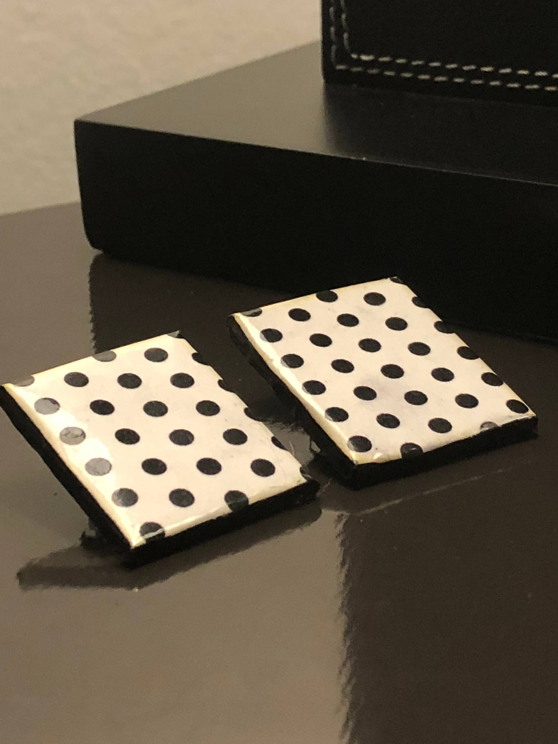 Weiß Und Schwarz Poke-Dot Weiß Und Schwarz Poke-Dot von FranklyFinessed