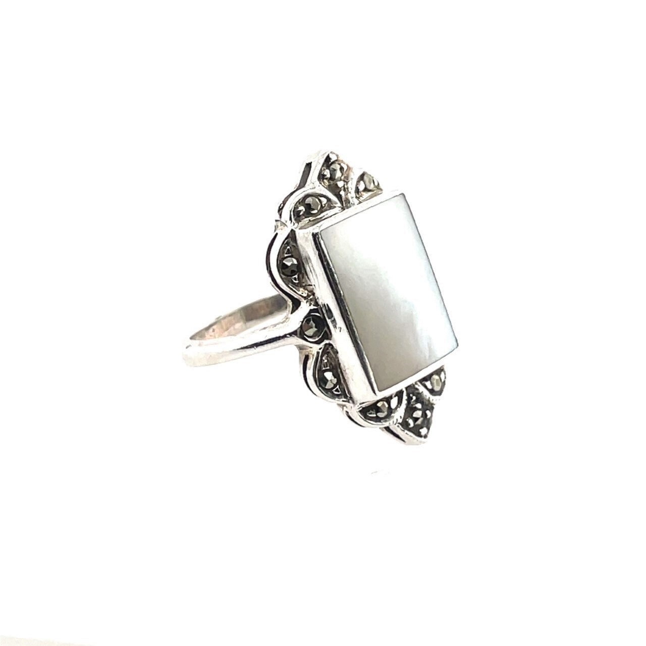 Vintage Sterling Silber Perlmutt Und Markasite Ring Größe 6 1/2 Vintage Sterling Silber Perlmutt Und Markasite Ring Größe 6 1/2 von FranksVintageJewelry