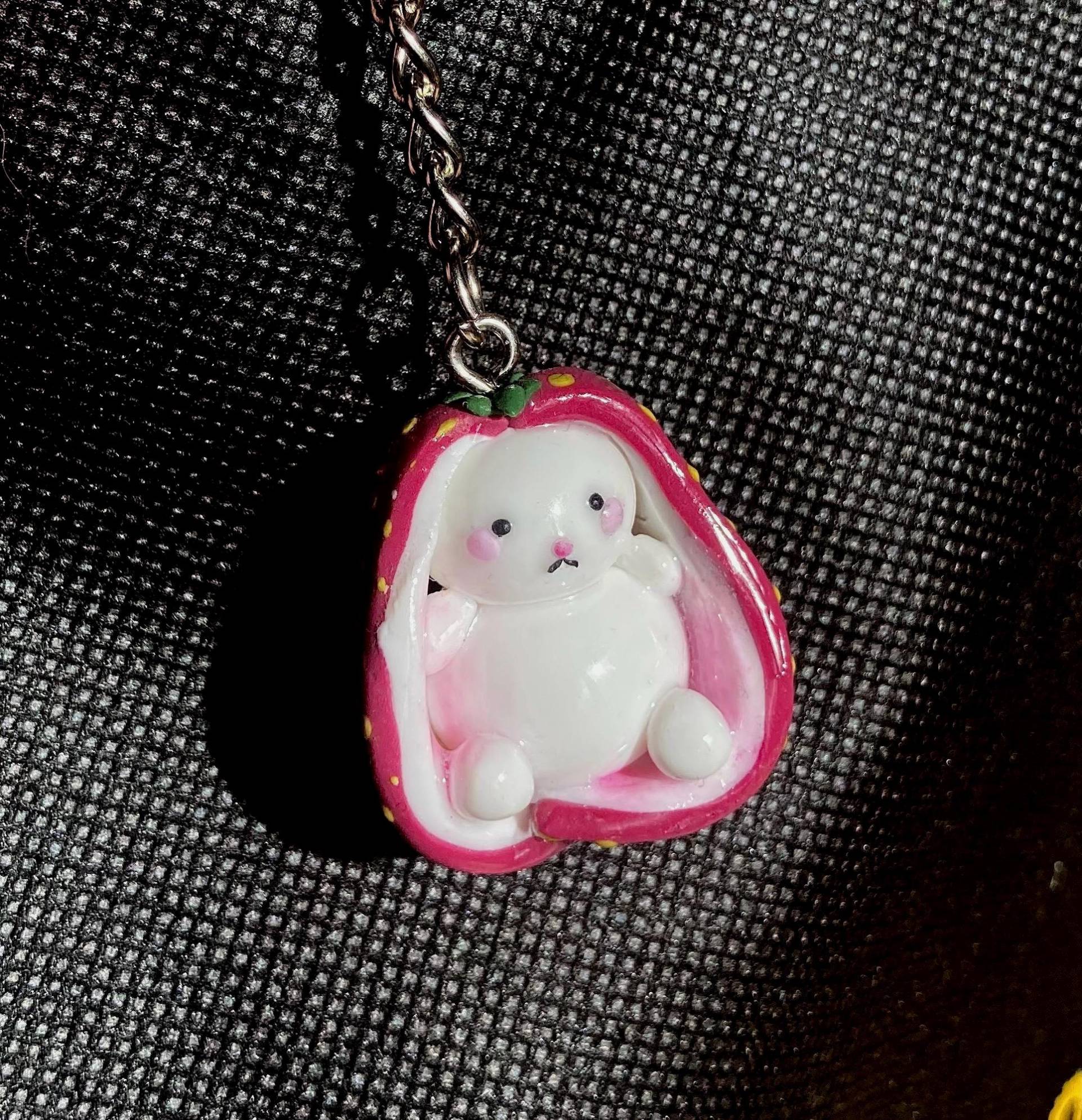 Erdbeer Häschen Anhänger Handgemachte Schlüsselanhänger/Süßer Polymer Clay Cottagecore Kawaii Erdbeer Häschen Anhänger Handgemachte Schlüsselanhänger/Süßer Polymer Clay Cottagecore Kawaii von FrannyLavandia