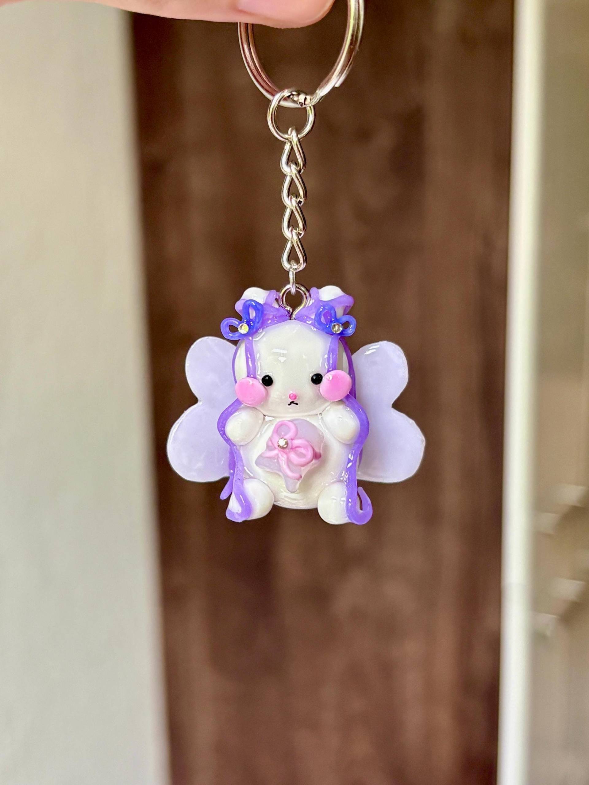 Fee Kaninchen Anhänger Handgemachte Schlüsselanhänger/Polymer Clay Fairycore Wunderliche Kawaii Cozy Coquette Häschen Mit Flügeln | Toothfairy Bunny Fee Kaninchen Anhänger Handgemachte Schlüsselanhänger/Polymer Clay Fairycore Wunderliche Kawaii Cozy Coquette Häschen Mit Flügeln | Toothfairy Bunny von FrannyLavandia