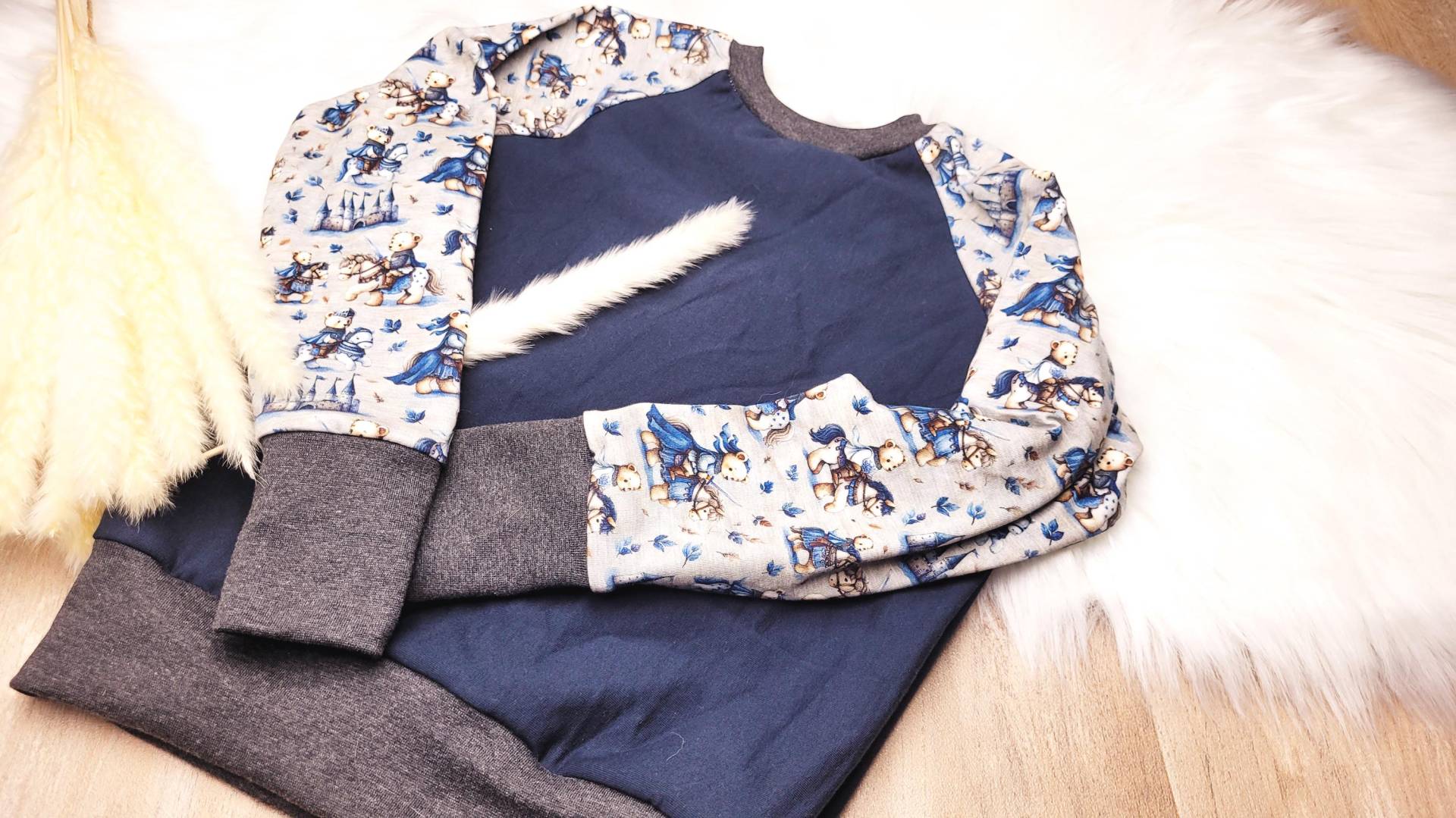 Raglan Pullover "Ritter Bärli", Bär, Pony, Blau, Grau, Gr. 62-170, Jersey, Frühling von FranziisNaehkiste