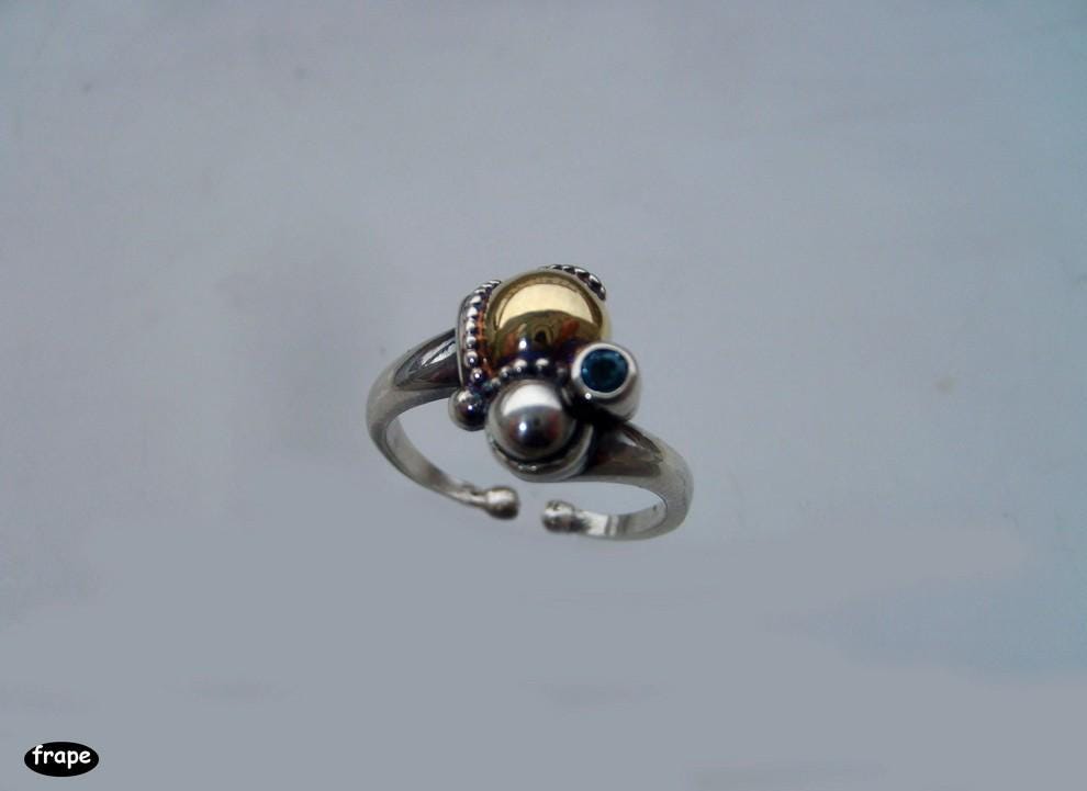 Einzigartiger Silber Und Gold Handwerker Ring Mit Blau Saphir von FrapeStudio