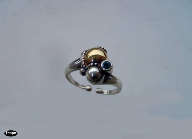 Einzigartiger Silber Und Gold Handwerker Ring Mit Blau Saphir von FrapeStudio
