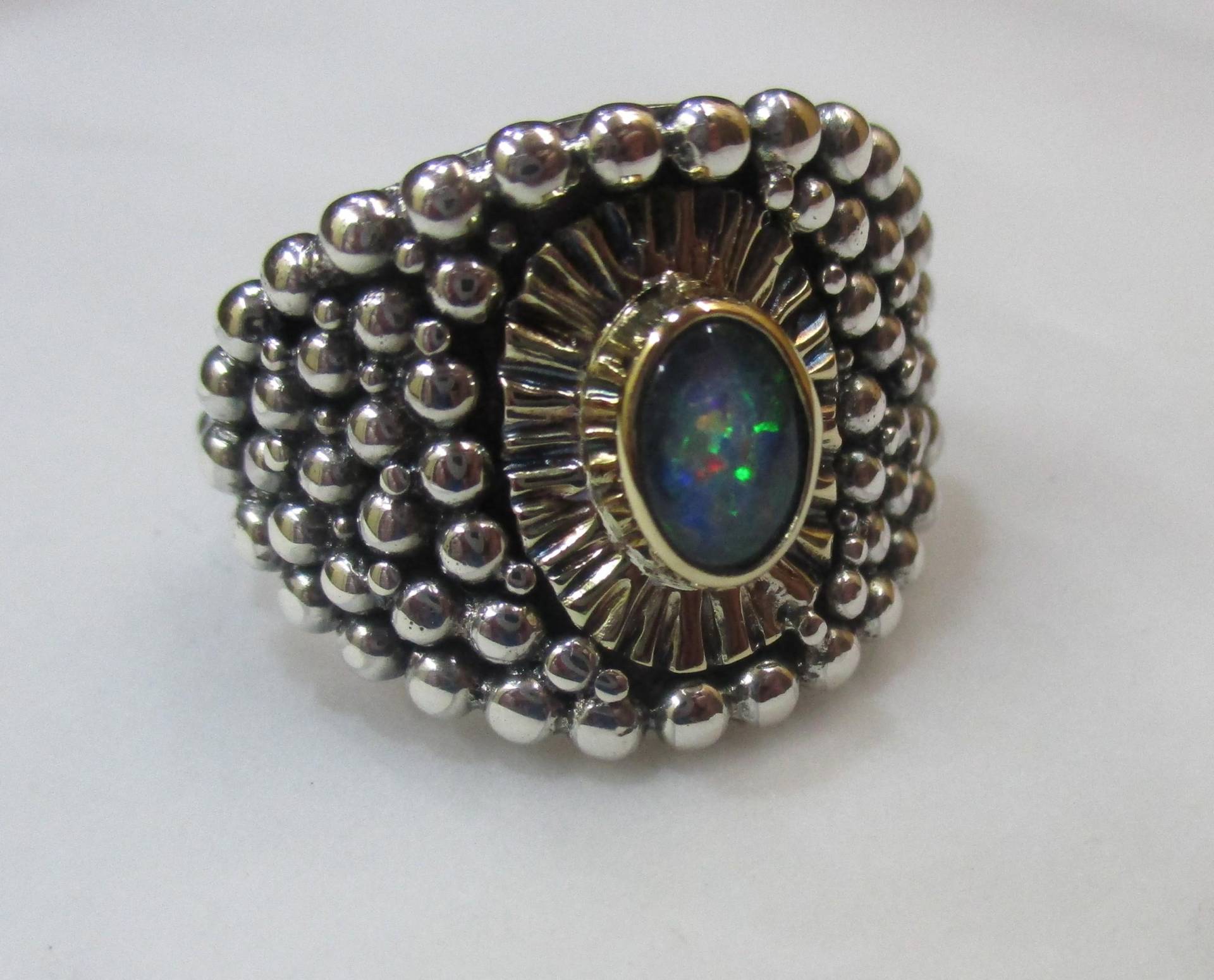Einzigartiger Silber Und Gold Handwerker Ring Mit Opal von FrapeStudio