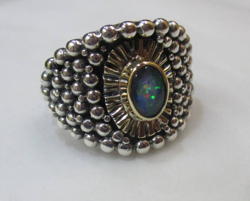 Einzigartiger Silber Und Gold Handwerker Ring Mit Opal von FrapeStudio