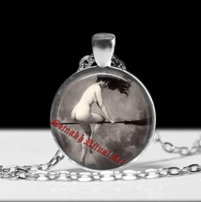 Hexe Auf Dem Besenstiel Halskette, Magick Schmuck, Gothic Halsreif, Witchcraft Anhänger #255 von FraterSetnakh