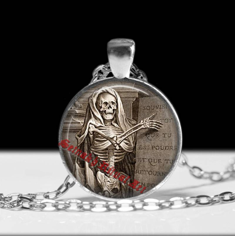Memento Mori Anhänger, Okkulter Schmuck, Santa Muerte Kette, Gothic Mode Accessoire, Mittelalterliche Illustration, Tod, Totenkopf Schmuck #13 von FraterSetnakh