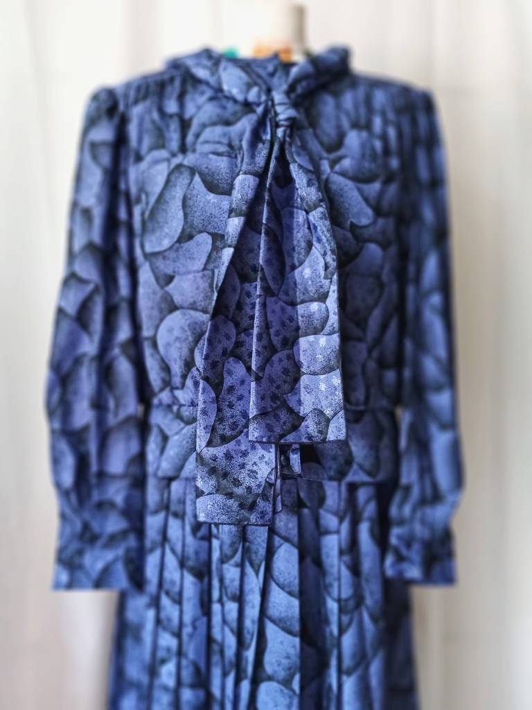 Vintage 3-Teiliges Anzugset, 80Er Jahre Bluse, Rock Und Schal Set, Retro Violett Blau Abstrakt Bedruckter Kleidanzug, Rockanzug von FrauAntics