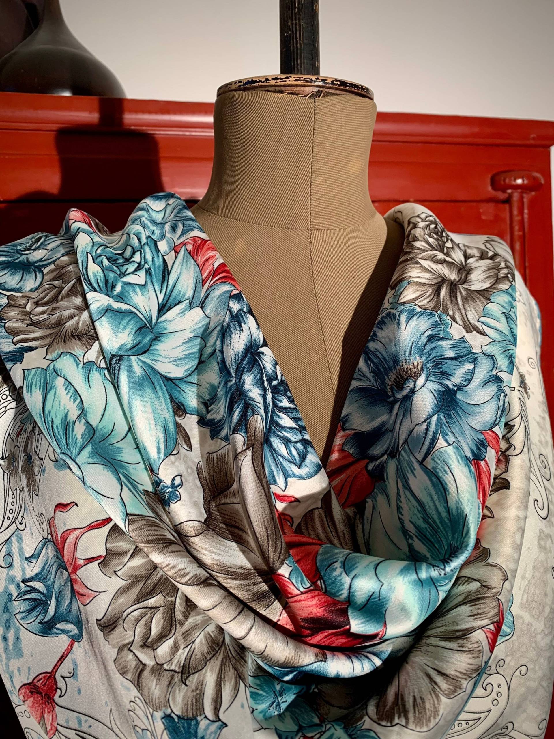 Farbenfrohe Blüten Auf Hellem Fond - Handrolliertes Schal-Tuch, 88cm X von FrauDoktorsVintage