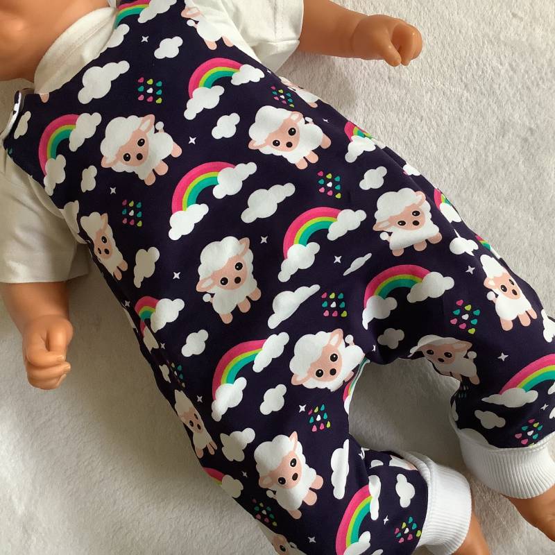 Baby Strampler "Schäfchen" Blau Babyhose Strampelhose Romper Einteiler Winter Geschenk Geburt Taufe von FrauMamaHaase