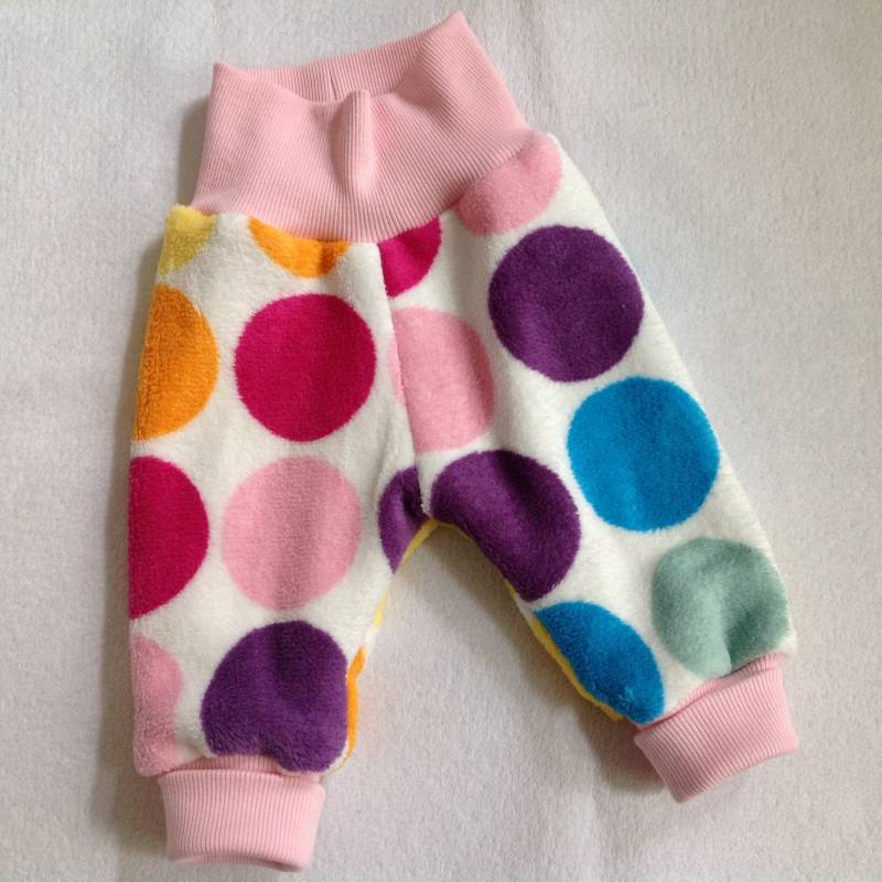 Babyhose Kuschel-Hose Punkte Bunt Pumphose Microfleece Mitwachshose Mädchen Geschenk Geburt Taufe Weihnachten Kinderhose von FrauMamaHaase