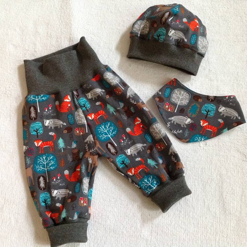 Geschenkset Babyset Pumphose Mütze Halstuch "Fuchs, Dachs Und Freunde" Babyhose Waldtiere Unisex Geschenk Geburt Taufe von FrauMamaHaase