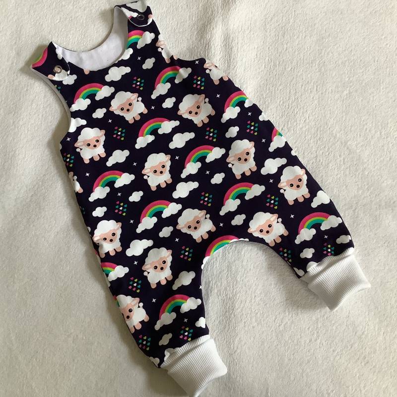 Strampler Gr. 62 "Schäfchen" Blau Babyhose Strampelhose Romper Einteiler Geschenk Geburt Taufe Herbst von FrauMamaHaase