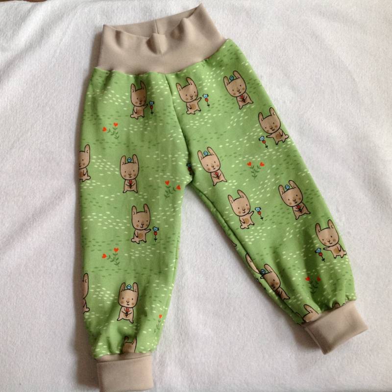 Sweat Pumphose Gr. 86 "Kleiner Hase Henri" Grün von FrauMamaHaase
