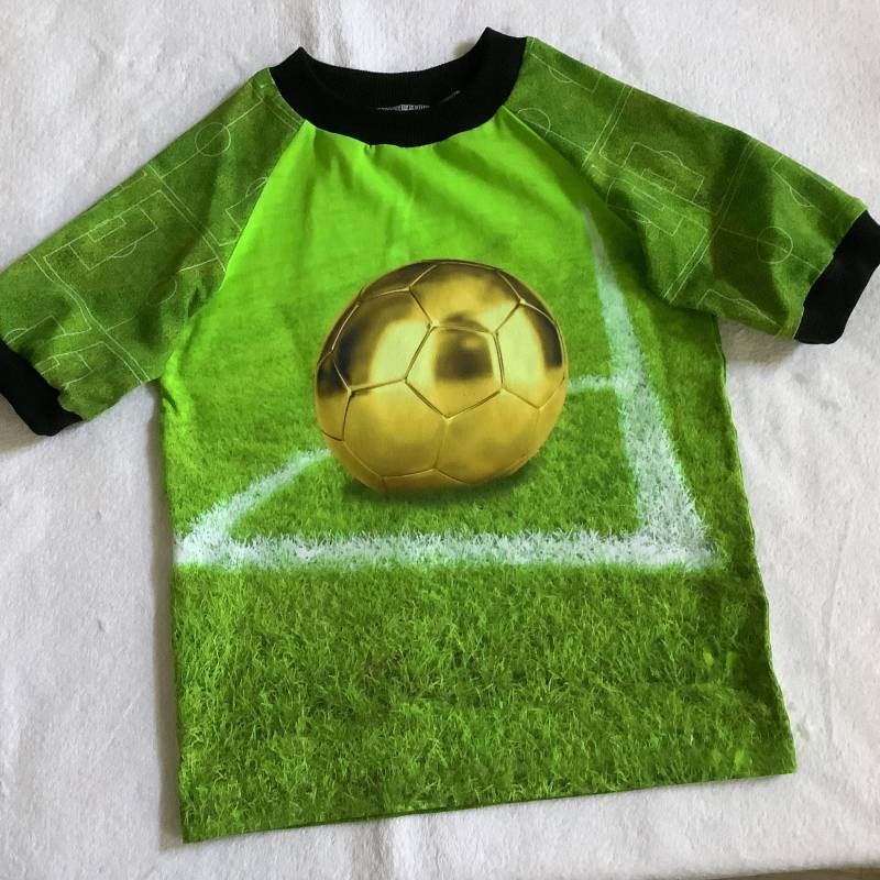 T-Shirt Gr. 122 "Goldener Fußball" Grün Kindershirt Geschenk Geburtstag Sport Tor Junge von FrauMamaHaase