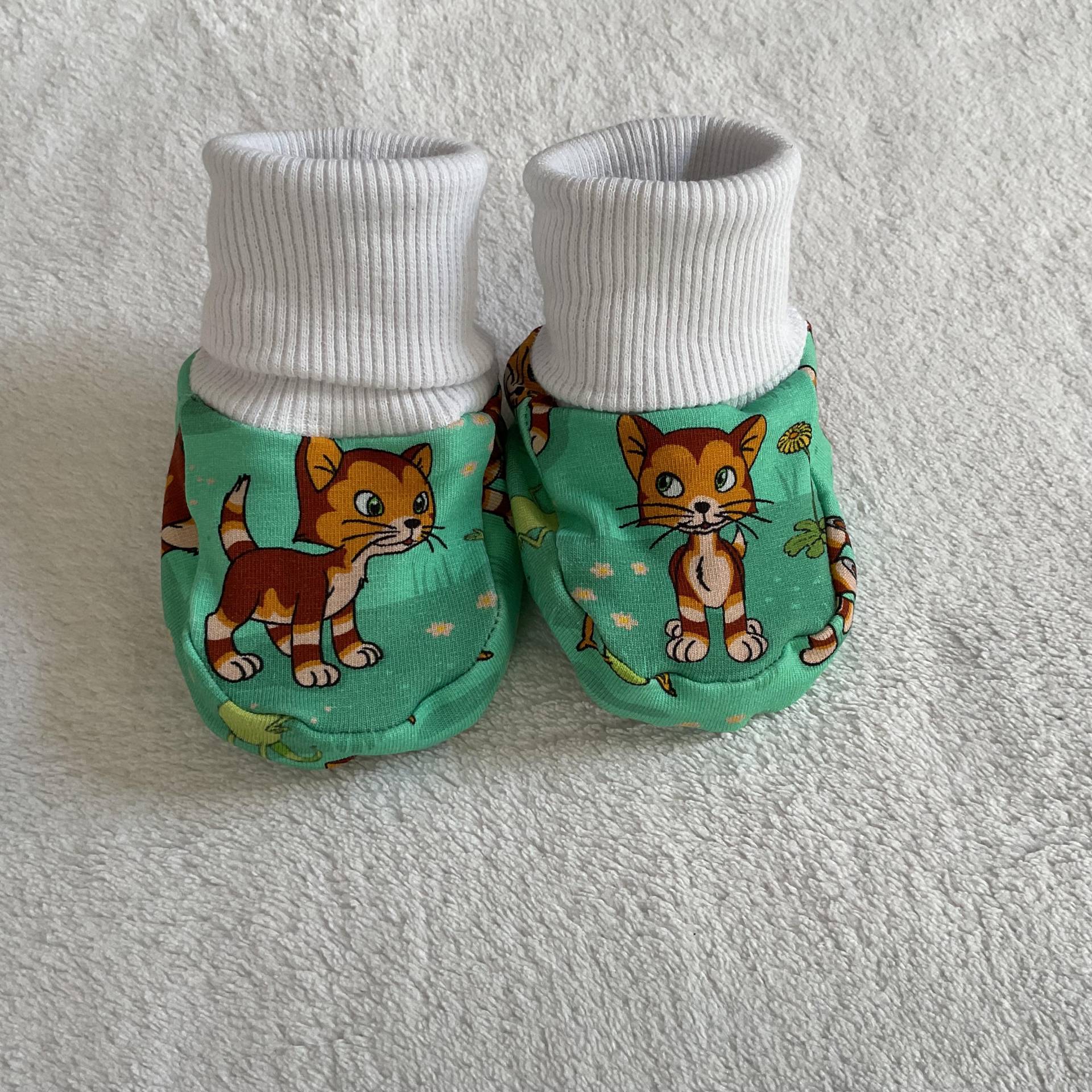 Tippy Toes 0-6 Monate Babysocken "Kleiner Findus" Kater Mint Füsslinge Geschenk Taufe Frühling Babygeschenke von FrauMamaHaase