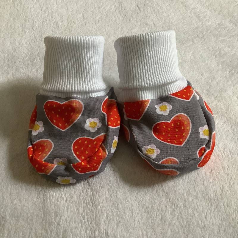 Tippy Toes Babyschühchen 4 Muster Erdbeeren Herzen Blumen Babysocken Genäht Junge Mädchen Geschenk Taufe Geburt von FrauMamaHaase
