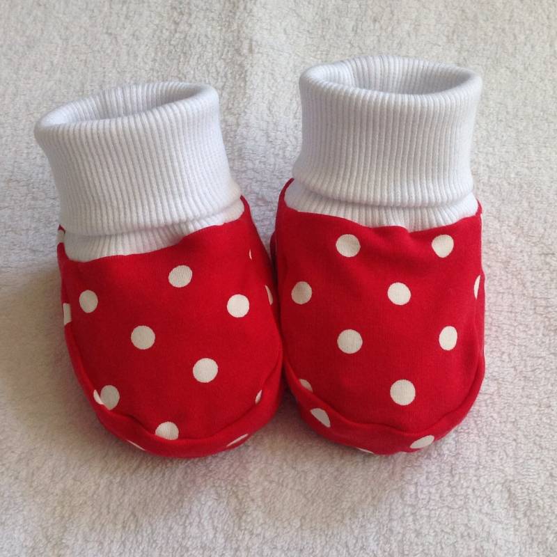 Tippy Toes Babyschühchen "Kleines Pünktchen" Babysocken Handmade Rot Weiß Mädchen Geschenk Taufe Geburt von FrauMamaHaase