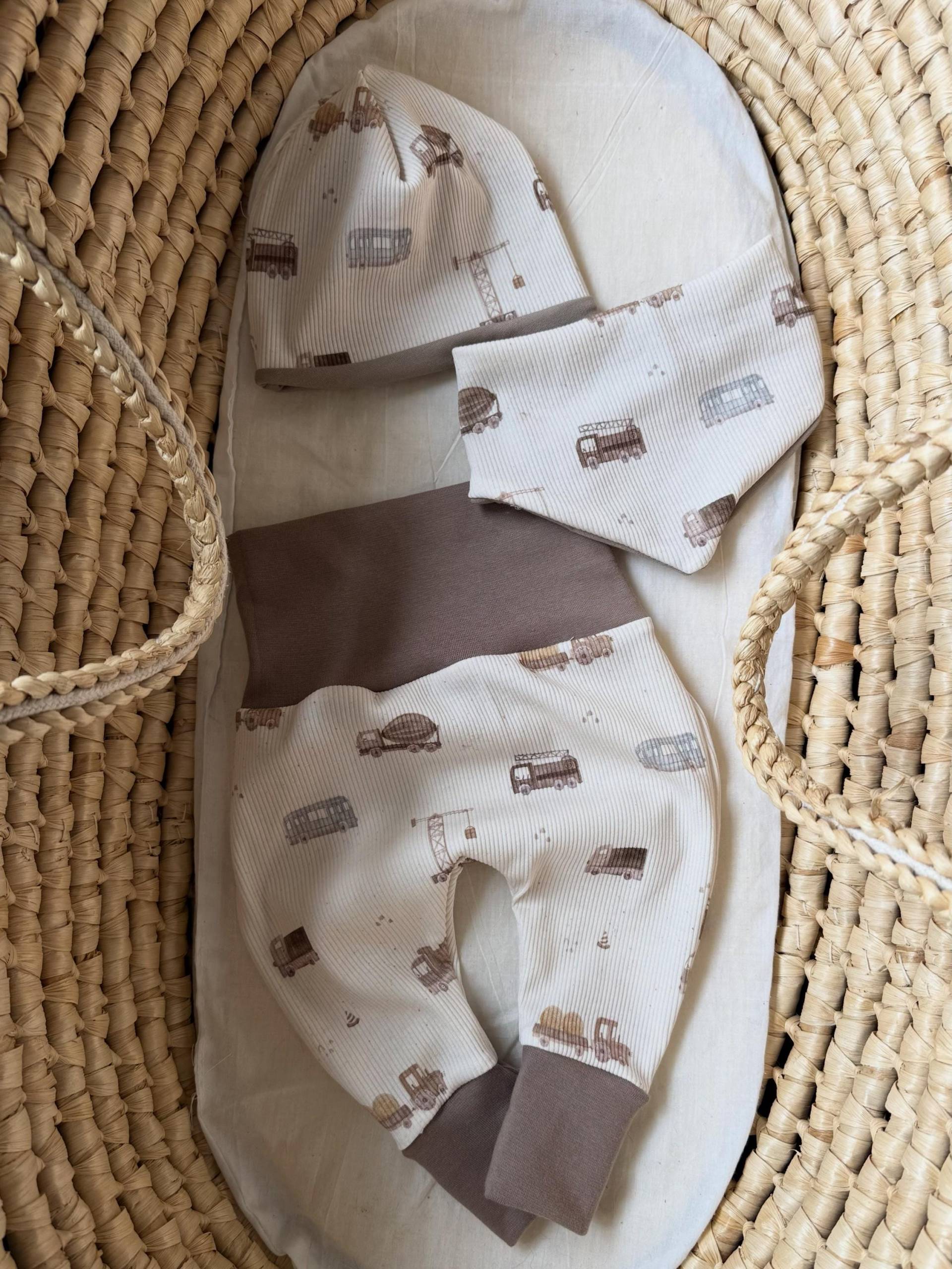 Baby Set Pumphose Halstuch Mütze Baustelle Fahrzeuge Jungen Beige Creme Baby Set Pumphose Halstuch Mütze Baustelle Fahrzeuge Jungen Beige Creme von FrauMooHandmade