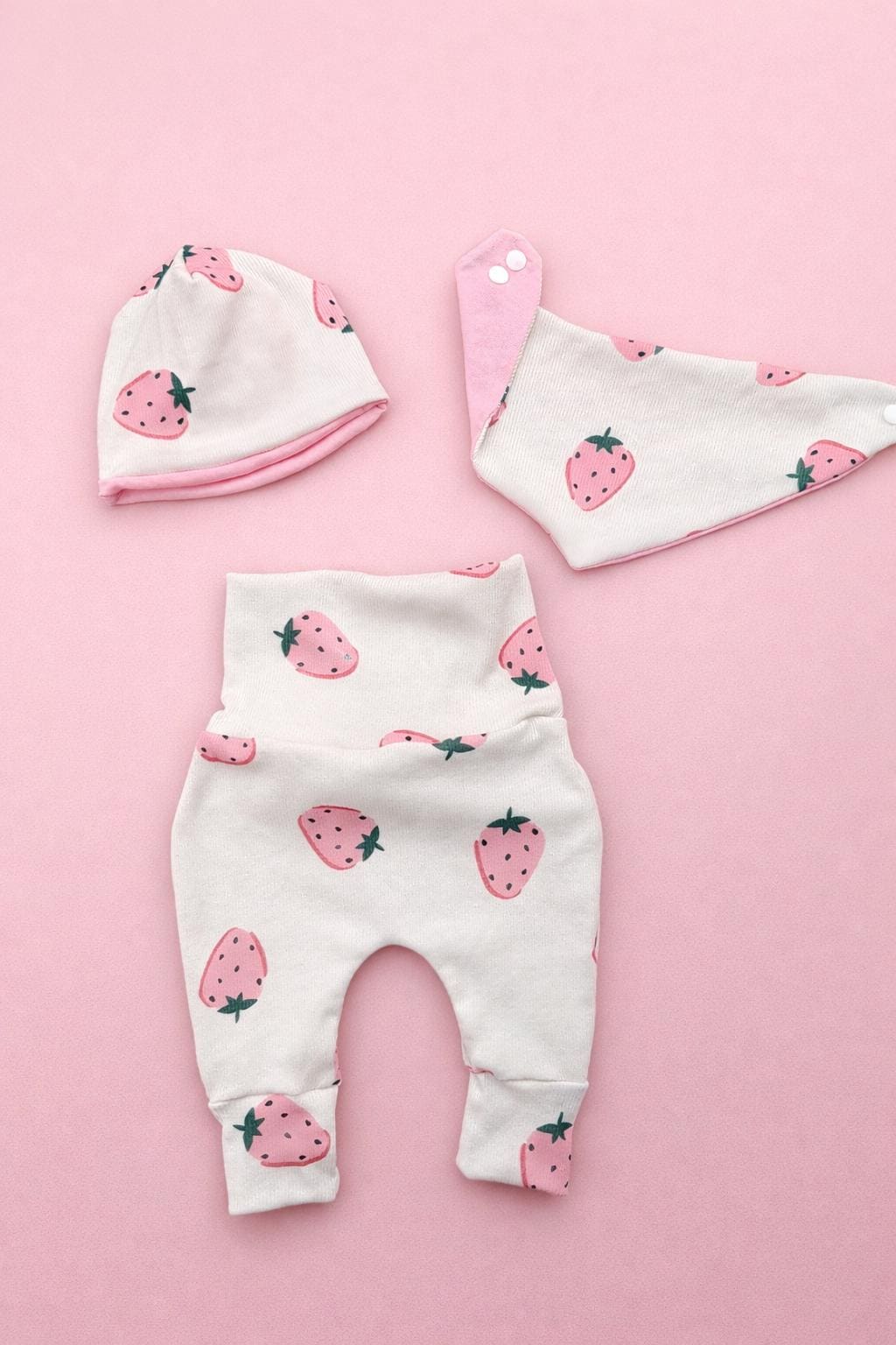 Baby Set Pumphose Halstuch Mütze Erdbeere Rosa Creme von FrauMooHandmade