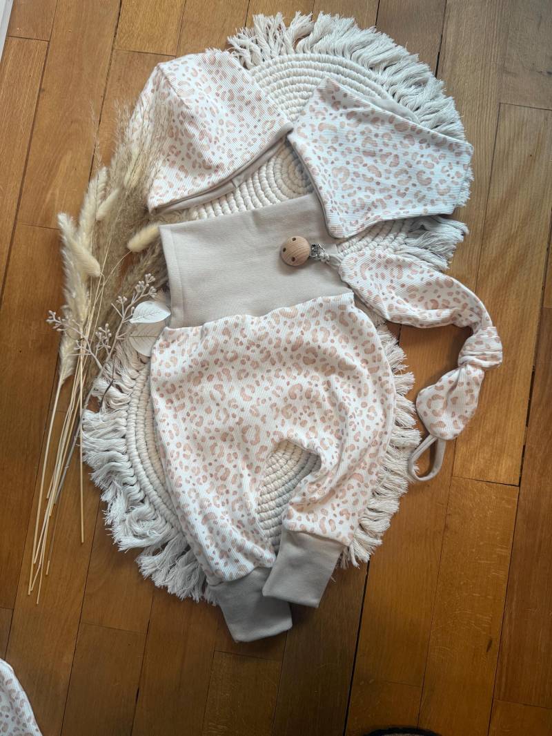 Baby Set Pumphose Halstuch Mütze Leo Look Creme von FrauMooHandmade