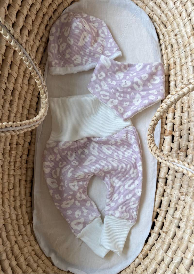 Baby Set Pumphose Halstuch Mütze Leo Look Lila Flieder Weiß von FrauMooHandmade