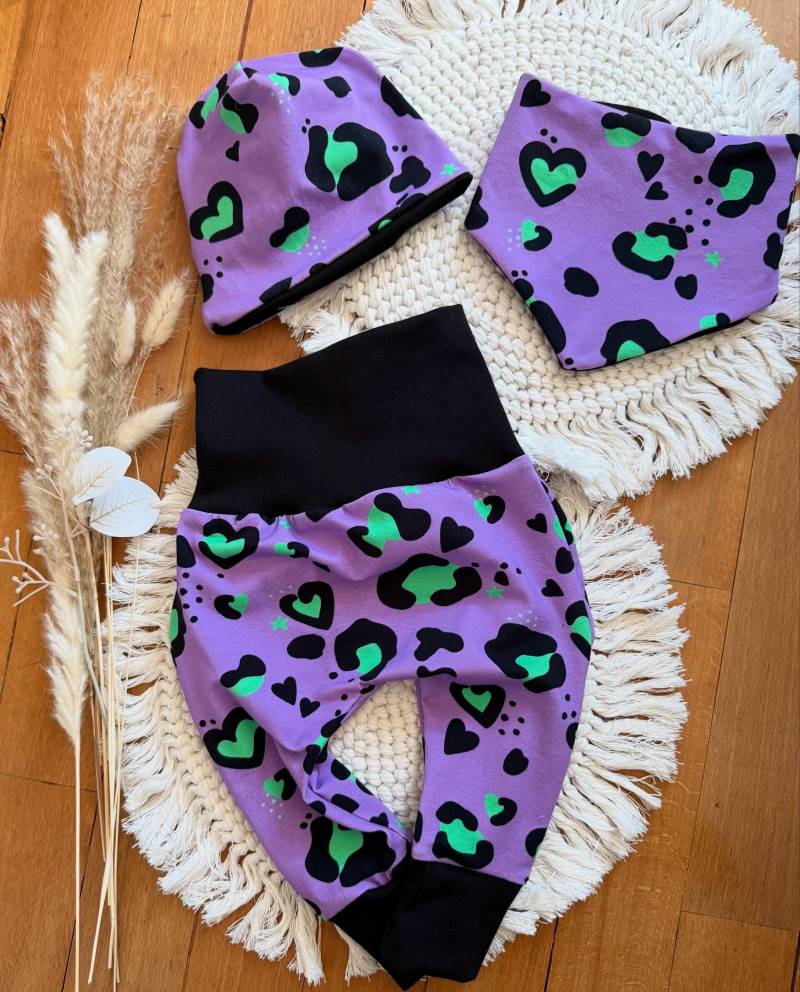 Baby Set Pumphose Halstuch Mütze Leo Look Lila Grün Schwarz von FrauMooHandmade