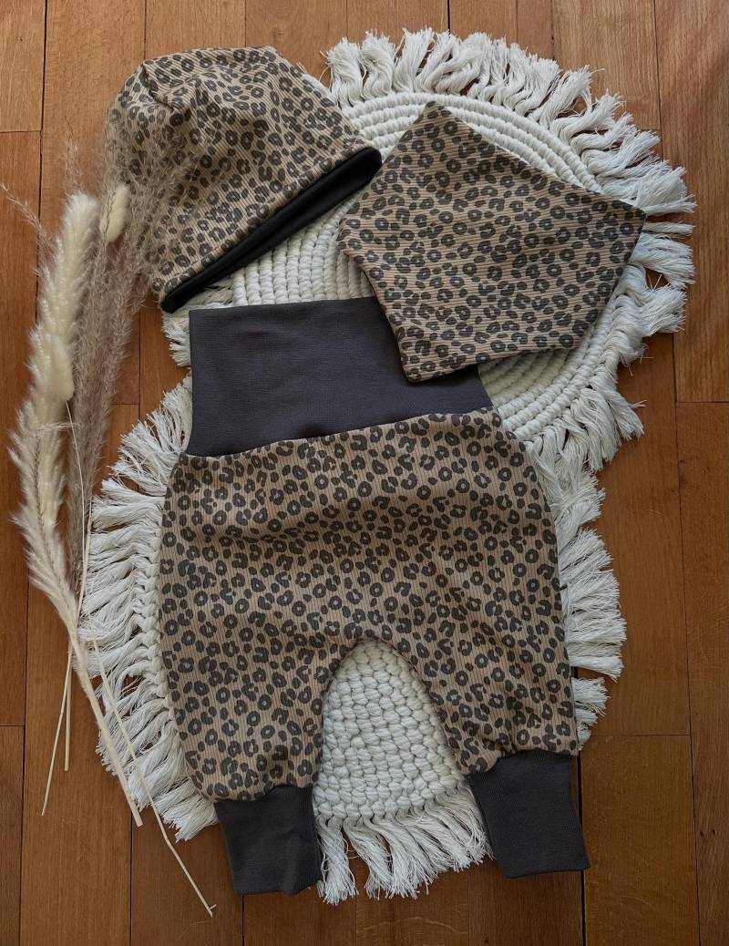 Baby Set Pumphose Halstuch Mütze Leo Look von FrauMooHandmade