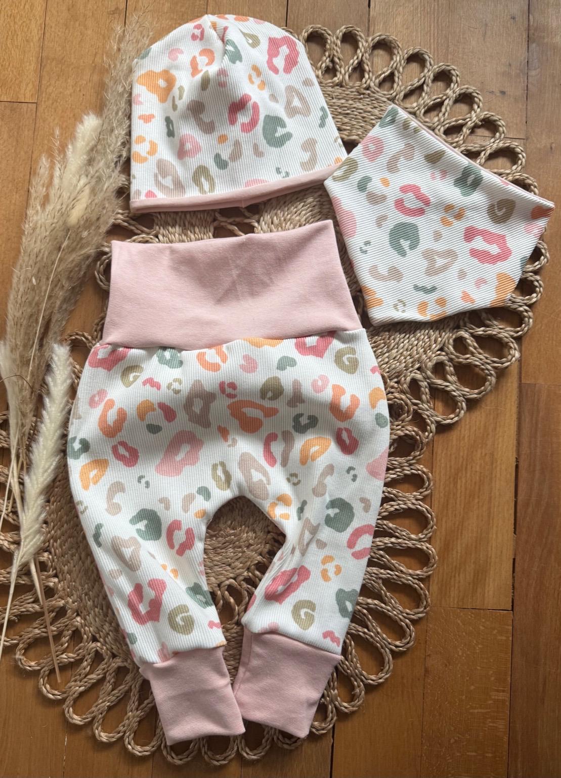 Baby Set Pumphose Halstuch Mütze Leo Pastell Baby Set Pumphose Halstuch Mütze Leo Pastell von FrauMooHandmade