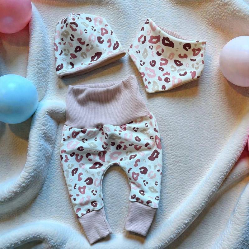 Baby Set Pumphose Halstuch Mütze Mädchen Leo Look Rosa Rot Weiß Creme von FrauMooHandmade