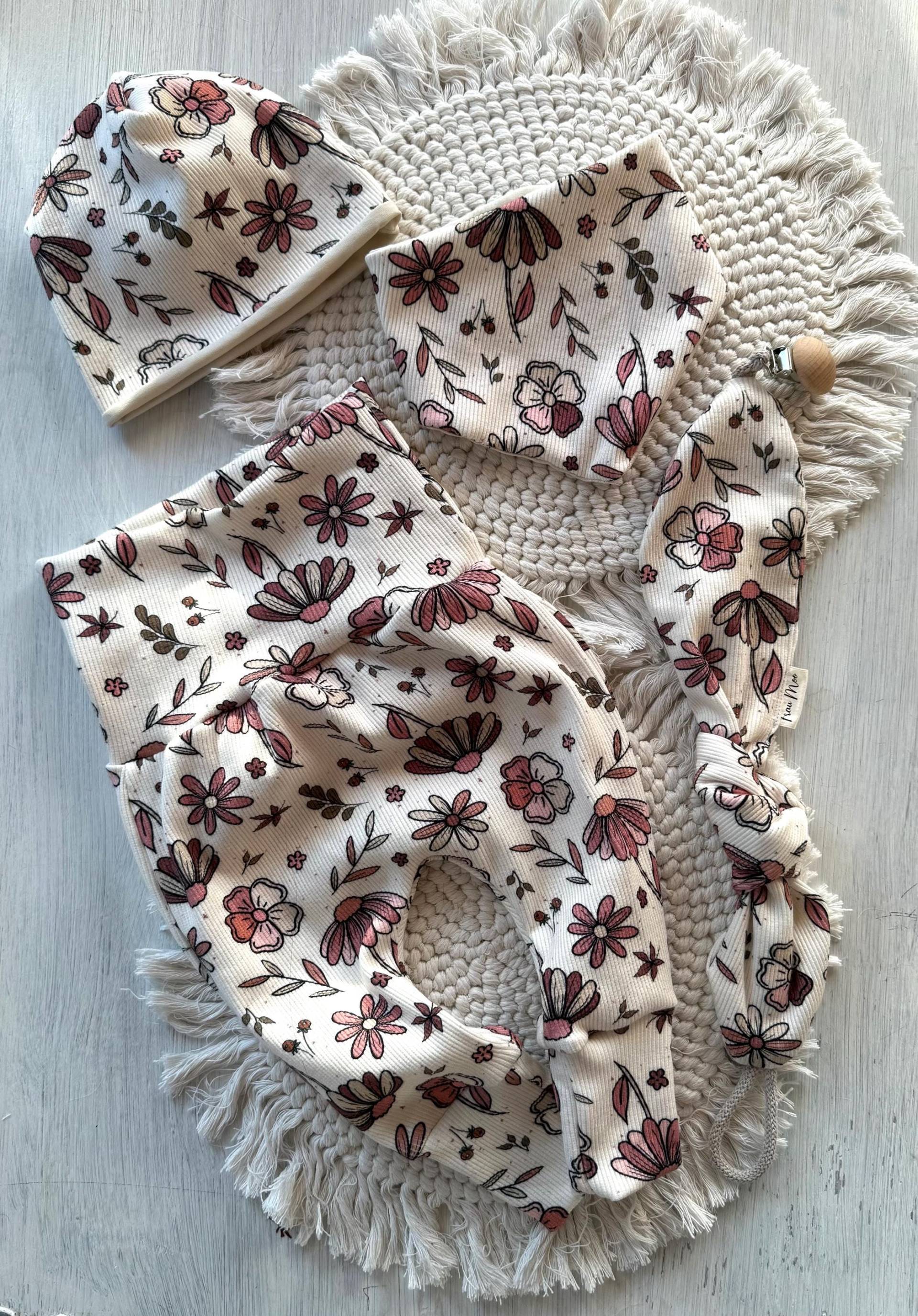 Baby Set Pumphose Halstuch Mütze Schnullerkette Blumen Floral Creme Weiß Rose Rot von FrauMooHandmade
