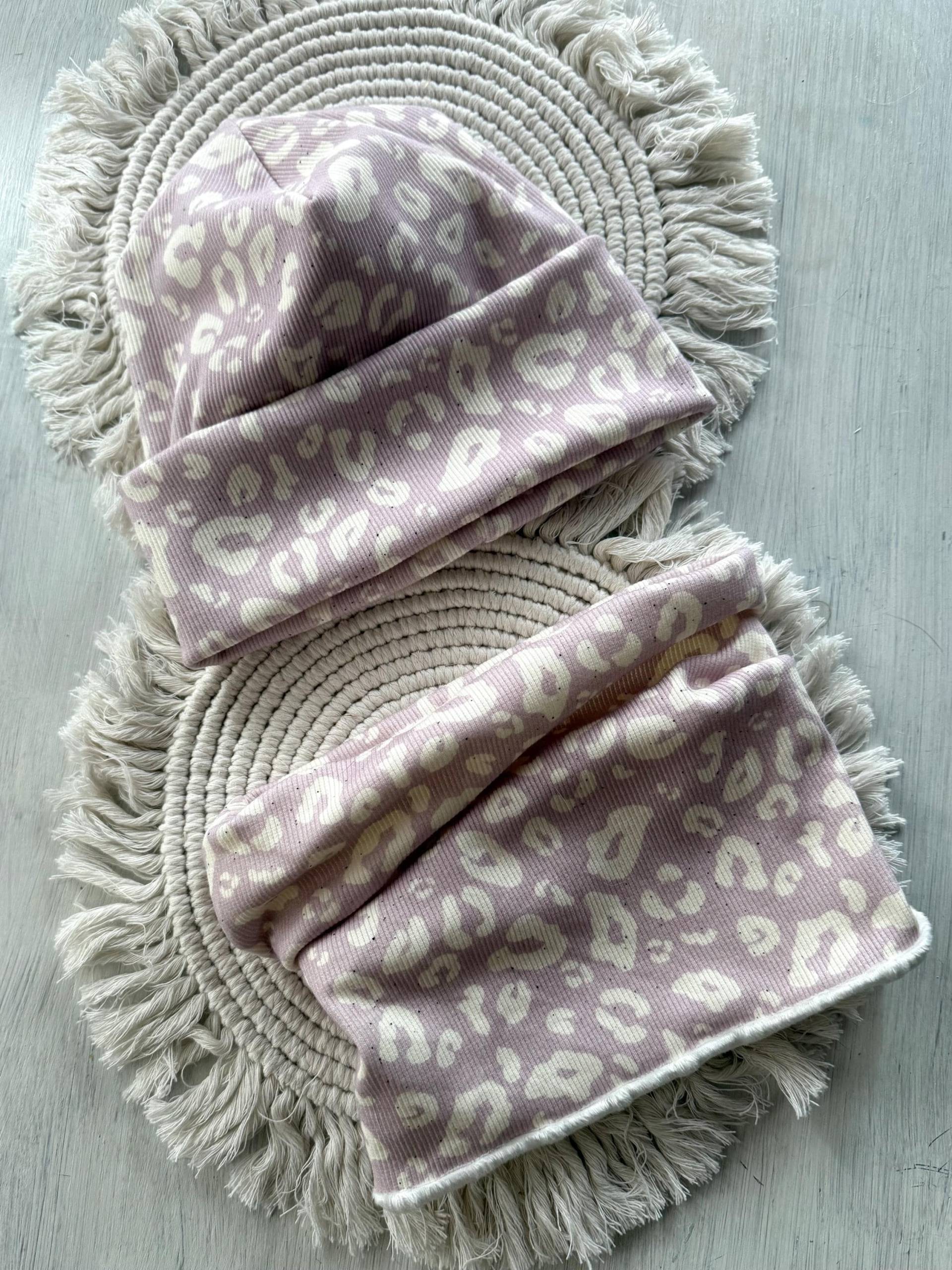 Hipster Beanie Und Loop Leo Look Weiß Flieder von FrauMooHandmade