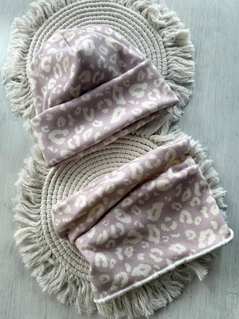 Hipster Beanie Und Loop Leo Look Weiß Flieder von FrauMooHandmade