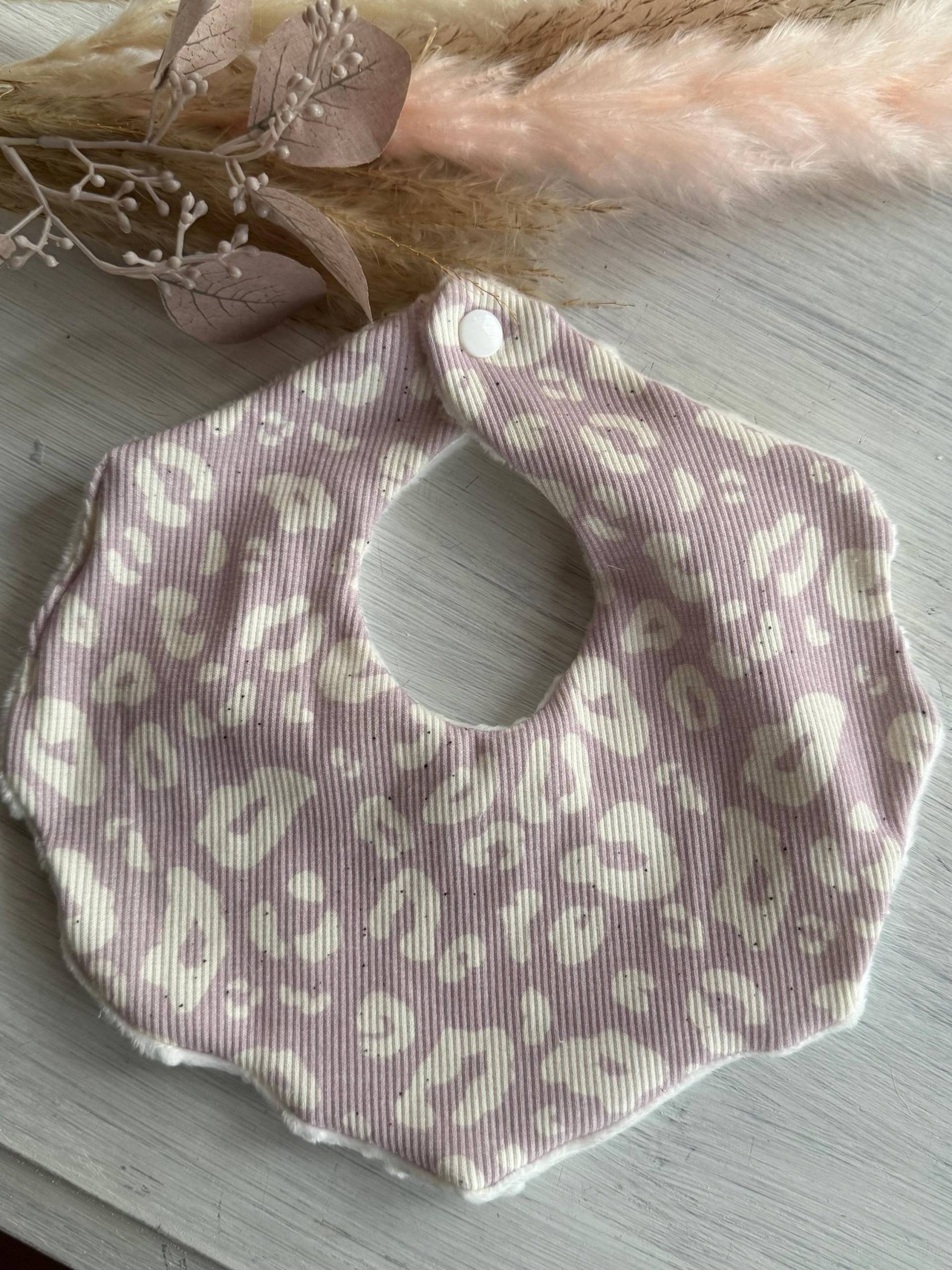 Kuscheliges Halstuch Baby Kleinkind Leo Flieder Lila Weiß von FrauMooHandmade