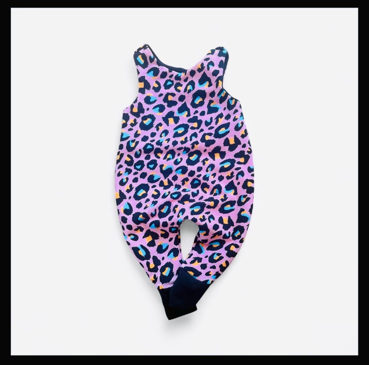 Strampler Baby Leo Style Pink Bunt Handmade von FrauMooHandmade