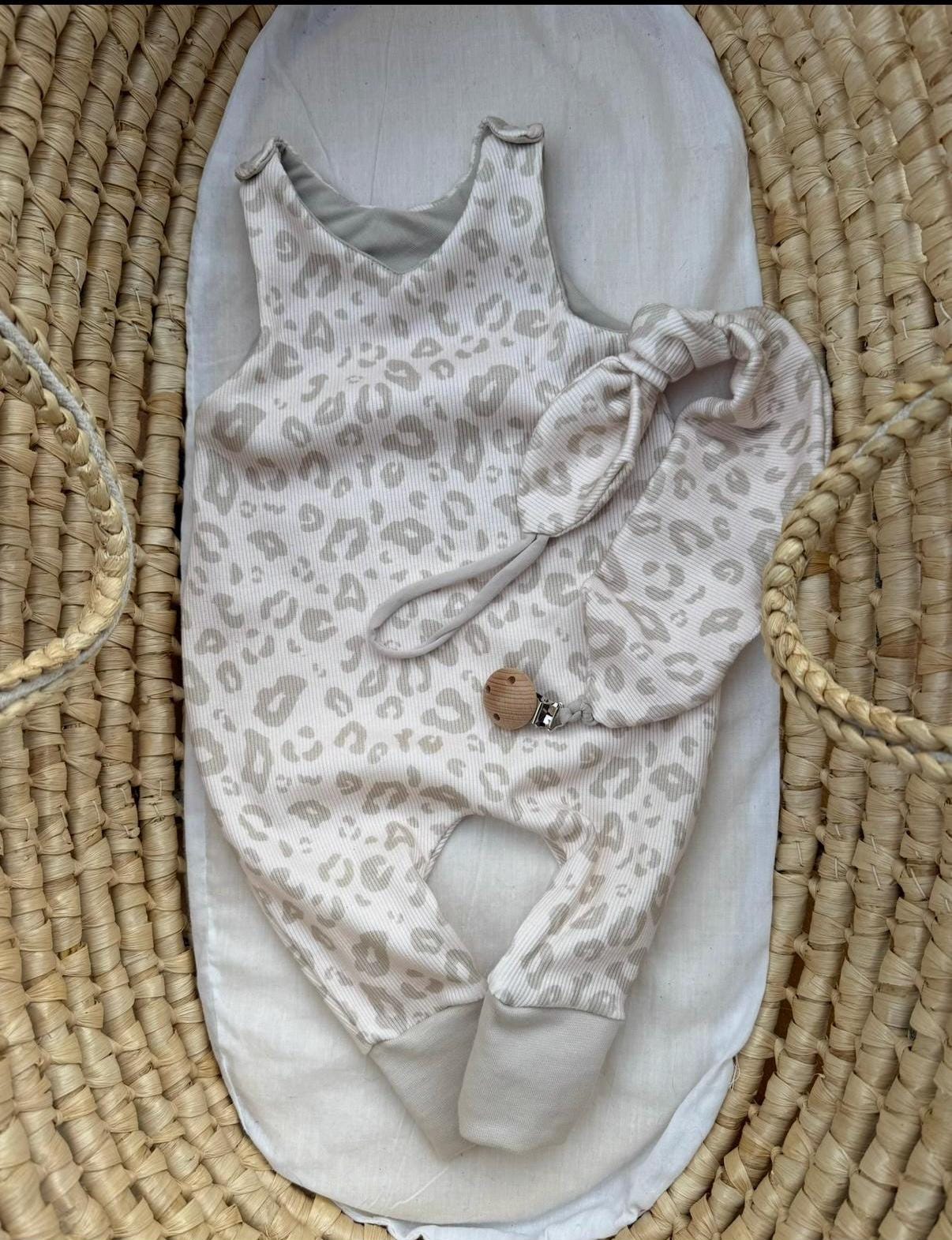 strampler Baby Newborn Leo Look Helles Creme Beige Mit Oder Ohne Schnullerkette von FrauMooHandmade
