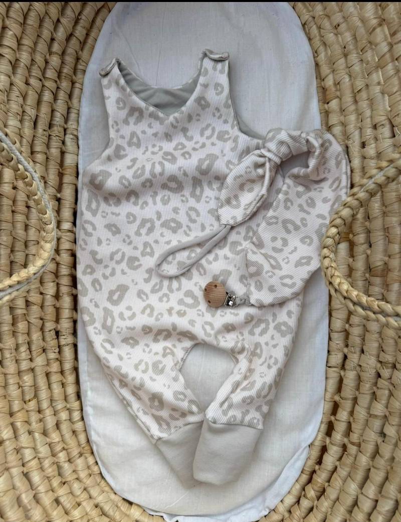 strampler Baby Newborn Leo Look Helles Creme Beige Mit Oder Ohne Schnullerkette von FrauMooHandmade