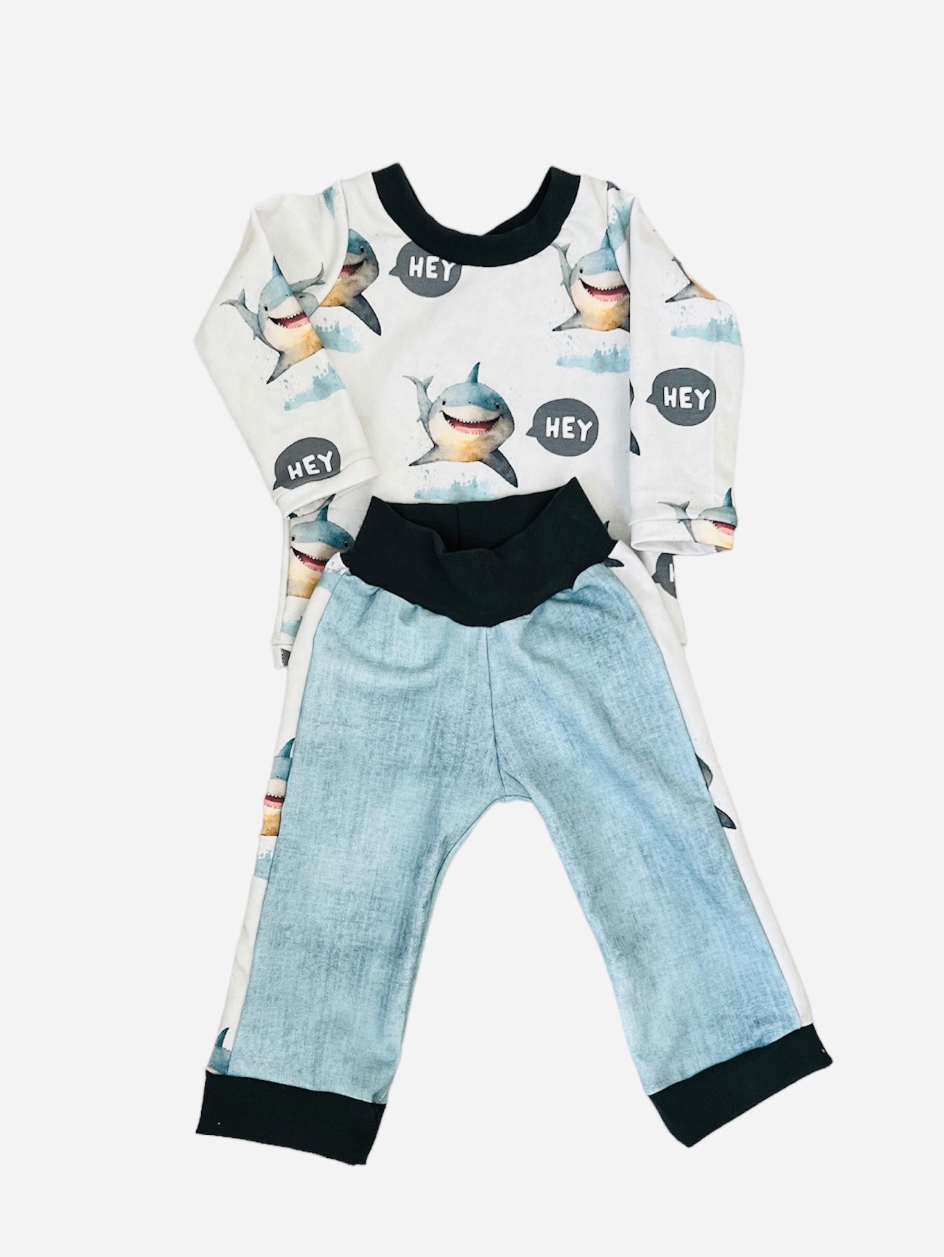 Kleidungsset Für Kinder Aus Hose Und Oberteil Jungs Oder Mädchen Größe 80, Hellblau, Jeansoptik, Haie, Hey Motiv Kleidungsset Für Kinder Aus Hose Und Oberteil Jungs Oder Mädchen Größe 80, Hellblau, Jeansoptik, Haie, Hey Motiv von FrauNachbarinShop