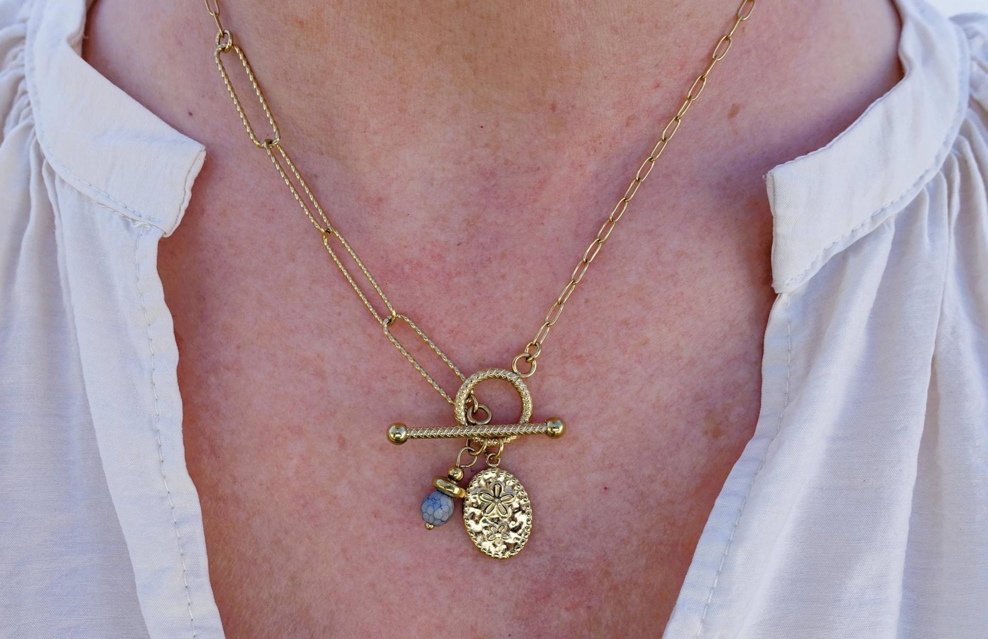 Goldfarbene Edelstahlkette Mit Tooglebar-Verschluss Vorne, Blume Und Hämatit Anhänger Verschiedene Kettenelemente Vorne Länge Ca. 42 cm Goldfarbene Edelstahlkette Mit Tooglebar-Verschluss Vorne, Blume Und Hämatit Anhänger Verschiedene Kettenelemente Vorne Länge Ca. 42 cm von FrauSchoen