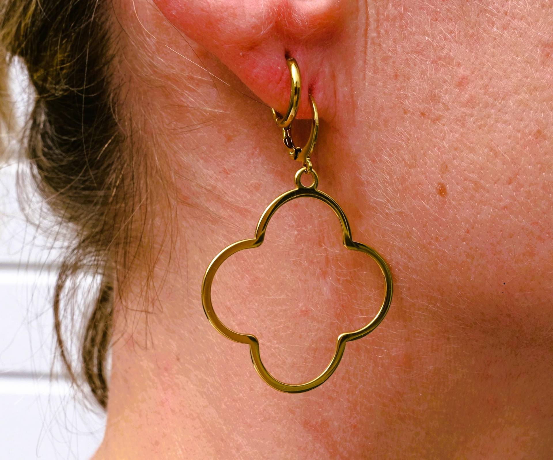 Ohrhänger, Stilisiertes Kleeblatt Wahlweise Aus Edelstahl, Oder Goldfarbenem Edelstahl. Länge Mit Brisur Ca. 5cm. Breite 3, 4cm Ohrhänger, Stilisiertes Kleeblatt Wahlweise Aus Edelstahl, Oder Goldfarbenem Edelstahl. Länge Mit Brisur Ca. 5cm. Breite 3, 4cm von FrauSchoen