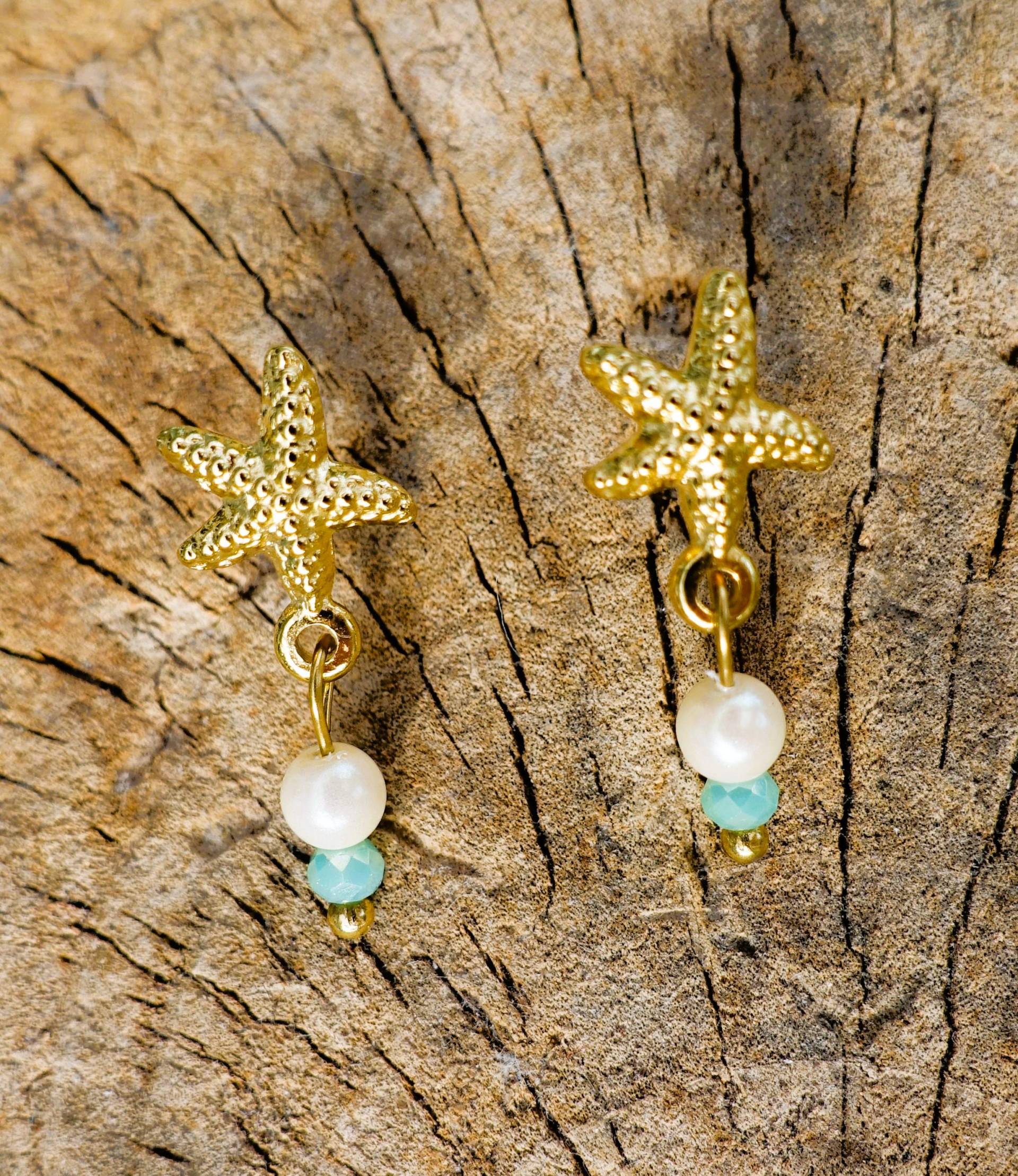 Ohrstecker Seestern Aus Goldfarbenem Edelstahl Mit Kleiner Cremefarbener Kristall-Perle Und Grüner Glasperle Als Anhänger Ohrstecker Seestern Aus Goldfarbenem Edelstahl Mit Kleiner Cremefarbener Kristall-Perle Und Grüner Glasperle Als Anhänger von FrauSchoen